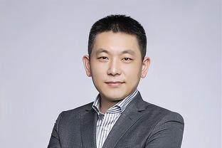 Thứ trưởng Bùi Quang Bền đánh trống khai giảng năm học mới.